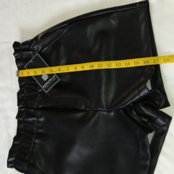Black faux leather shorts paper bag size medium - Picture 10 of 16